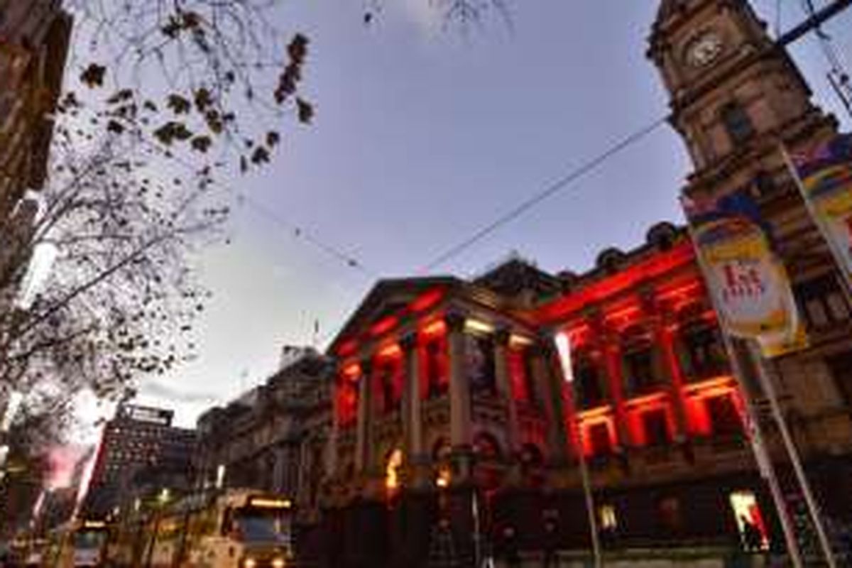 Melbourne Town Hall yang disinari cahaya merah dan putih sebagai bentuk belasungkawa dan dukungan kepada Turki pasca bom di Bandara Ataturk, Istanbul, Turki.