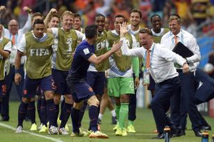 Penyerang Belanda Robin van Persie merayakan golnya ke gawang Spanyol dengan pelatih Luis van Gaal, pada laga Grup B Piala Dunia, di Arena Fonte Nova, Salvador, Jumat atau Sabtu (14/6/2014) dini hari WIB. Gol itu mengubah kedudukan menjadi 1-1.
