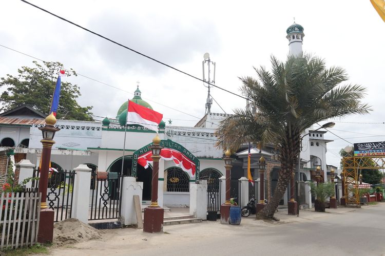 Masjid Hunto atau Masjid Sultan Amai yang berada di Kelurahan Biawu Kota Selatan Kota Gorontalo, Masjid ini merupakan masjid pertama di Gorontalo yang menjadi pusat penyebaran agama Islam.