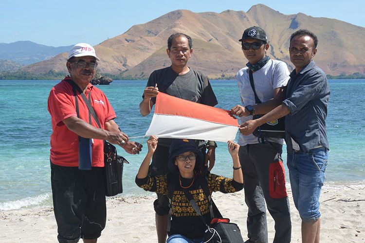 Tim penjelajah Pulau Kinde, Desa Tendakinde, Kecamatan Wolowae, Kabupaten Nagekeo, Flores, NTT, Kamis (20/6/2019) membentang bendera Merah Putih di pulau tersebut. Pulau Kinde berada di bagian utara dari Pulau Flores. 