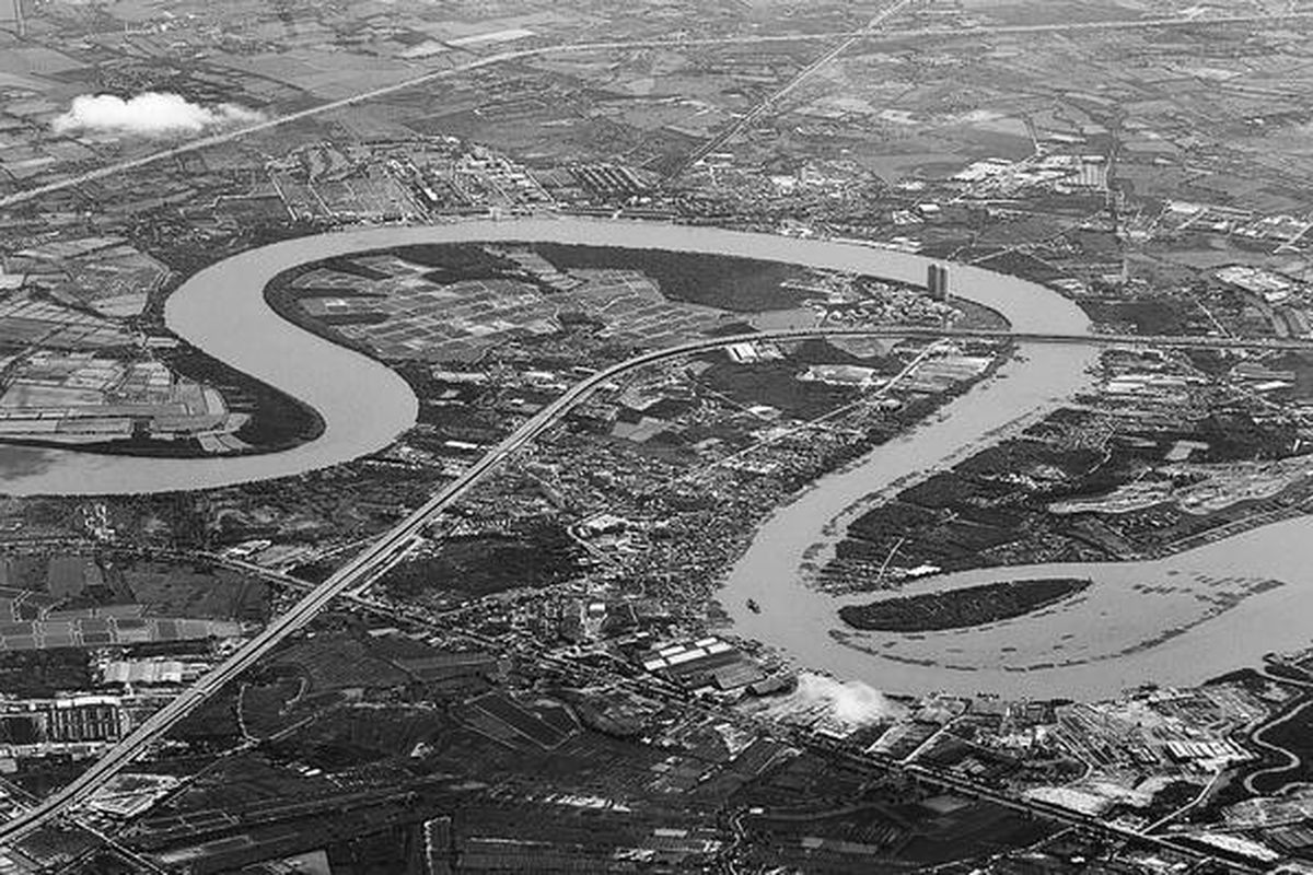 Sungai Chao Phraya difoto dari jendela pesawat, Minggu (30/10). Badai di atas normal akhir pekan itu membuat aliran air Chao Phraya yang membelah kota Bangkok itu melebihi ambang normal. Thailand, dalam beberapa hari belakangan ini, berjuang mengatur aliran air yang menggelontor dari jantung negeri Thailand ke wilayah yang lebih rendah agar tak mengalami banjir yang makin parah.