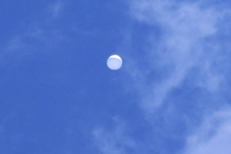 Penampakan benda berbentuk bola berwarna putih di langit Sendai, Miyagi pada Juni 2020.
