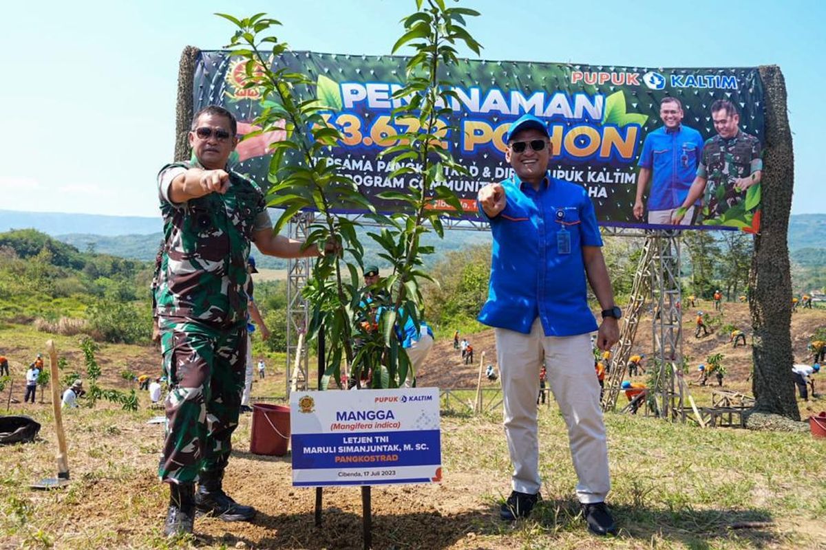 Panglima Kostrad (Pangkostrad) Letjen TNI Maruli Simanjuntak bersama Direktur Utama PT Pupuk Kaltim (PKT) Rahmad Pribadi menanam 63.672 pohon program Community Forest, di Daerah Latihan (Rahlat) Kostrad Cibenda Sukabumi, Jawa Barat, Senin (17/7/2023).