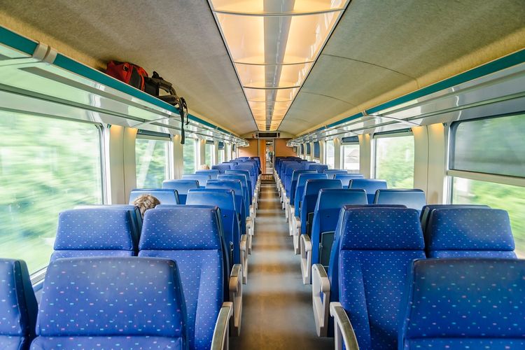 ilustrasi kursi kosong kereta api