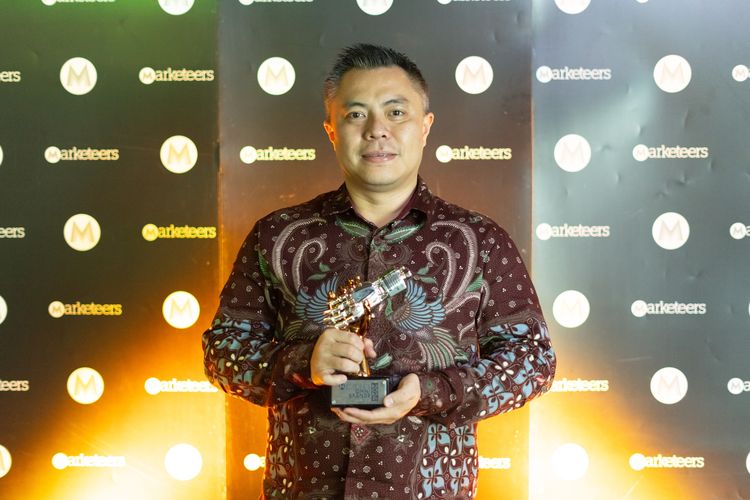 VP Marketing Paramount Land, Mario Susanto, saat menerima penghargaan Marketeers OMNI Brand of The Year 2024, Kategori ?Digital Cutomer Experience' di Jakarta, 13 Maret 2024. 