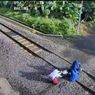Detik-detik Menegangkan Emak-emak Kendarai Motor dan Macet di Tengah Rel, Kendaraan Terseret Kereta Api