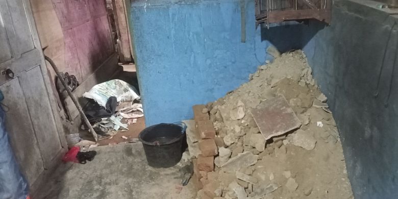 Kepala Desa Margamukti Odang Kusnadi mengatakan belum ada jalur evakuasi di wilayah untuk mengantisipasi adanya bencana alam. Hal itu menyusul adanya gempa bumi yang terjadi di Desa Margamukti, Kecamatan Pangalengan pada Sabtu (28/1/2023) pukul 01.00 dini hari yang mengakibatkan dua rumah rusak.