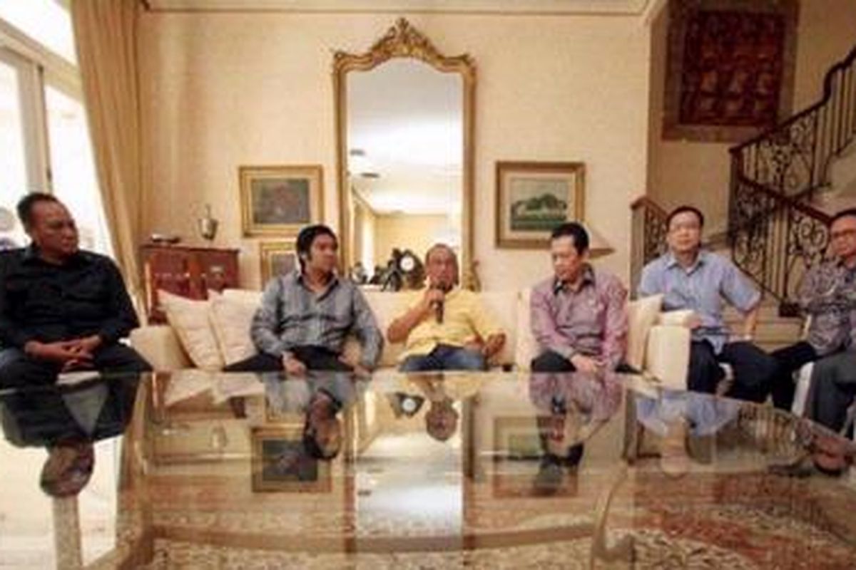 Ketua Umum Partai Golkar Aburizal Bakrie (tengah) berdialog dengan Tim 9 DPR di kediamannya, Jalan Ki Mangunsarkoro, Menteng, Jakarta Pusat, Kamis (3/12/2009).