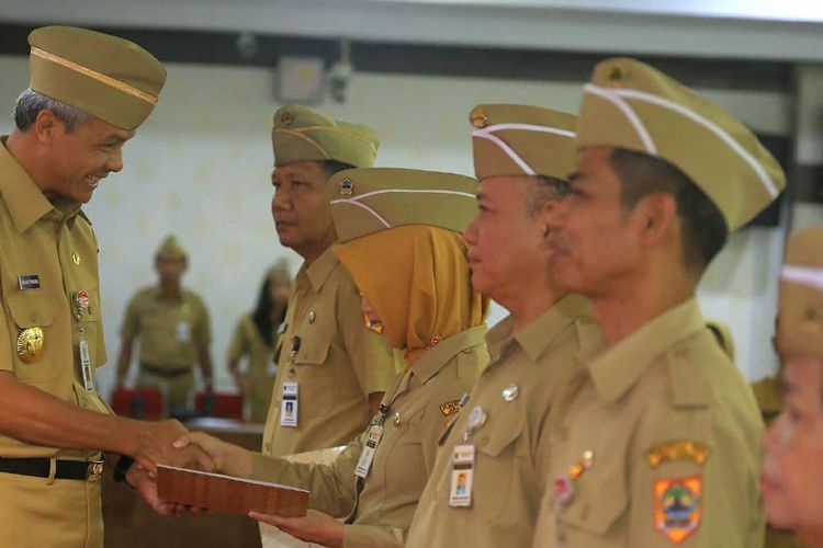 Gubernur Jawa Tengah Ganjar Pranowo saat memberikan SK pensiun kepada Sri Fitrawati dan Aparatur Sipil Negara (ASN) lainnya, di Gedung Gradhika Bhakti Praja, Senin (25/3/2019)