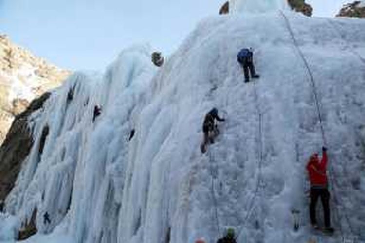 Mahasiswa Iran dari sekolah pendakian menggunakan kapak es dan sepatu dengan tapak bergerigi (crampon), mendaki air terjun beku di Desa Meygoon, 60 kilometer timur laut dari Ibu Kota Tehran di Pegunungan Alborz, 22 Januari 2016.