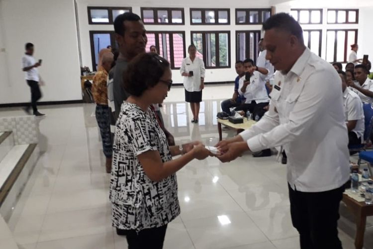 Foto: Bupati Sikka, Fransiskus Roberto Diogo (kanan) menyerahkan BLT kepada pelaku UMKM di Lantai III Kantor Bupati Sikka, Rabu (14/12/2023).