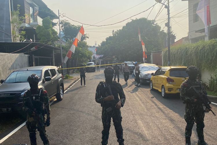 Personel Korps Brimob berpakaian lengkap berjaga di sekitar rumah mantan Kepala Divisi Profesi dan Pengamanan (Kadiv Propam) Polri Irjen Ferdy Sambo di Jalan Saguling, Duren Tiga, Pancoran, Jakarta Selatan, Selasa (9/8/2022).