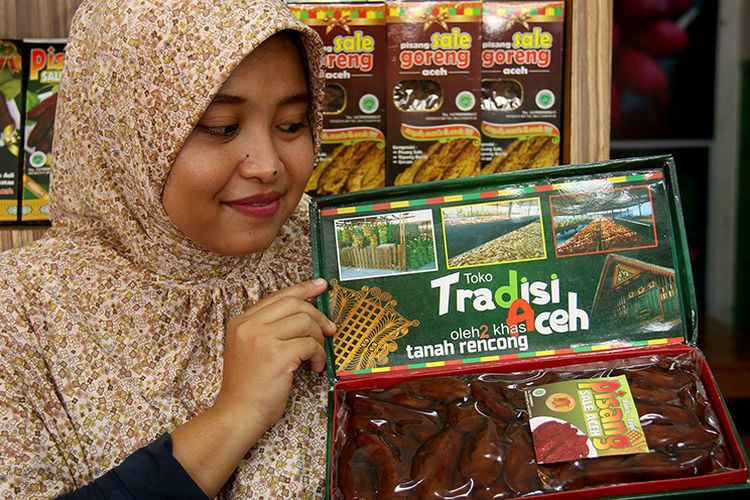Ayu (31), pemilik usaha  pisang sale tradisi Aceh yang dirintis bersama suaminya Husni sejak tahun 2012. Usaha makanan khas tradisonal Aceh miliknya kini mulai maju pesat setidaknya memiliki 5 karyawan di pabrik pengolahan dan delapan orang di toko penjualan yang berada di kawasan Peunayong, Kota Banda Aceh, Sabtu (10/3/2018).