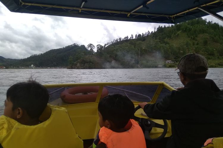 Wisatawan berkeliling dengan speedboat di Danau Laut Tawar, Kabupaten Aceh Tengah, Provinsi Aceh, Minggu (25/10/2020) .