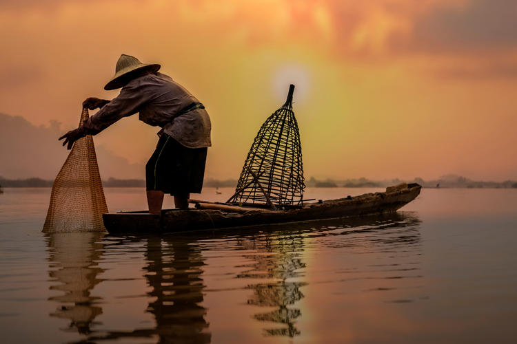 Ilustrasi nelayan, Kisah Mbah Hasan, nelayan yang hilang dan berupaya kembali ke daratan.