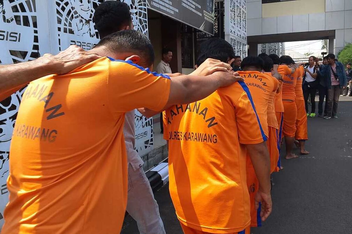 Para pelaku premanisme di kawasan industri di Karawang yang ditangkap Polres Karawang usai konferensi pers pengungkapan kasus premanisme di Mapolres Karawang, Rabu (14/5/2025).