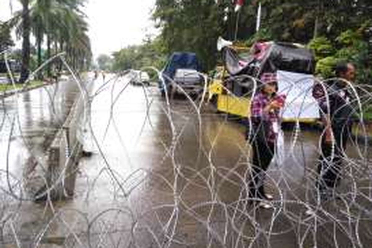 Suasana di ruas Jalan RM Harsono yang ditutup di kedua arahnya pada Selasa (17/1/2017). 