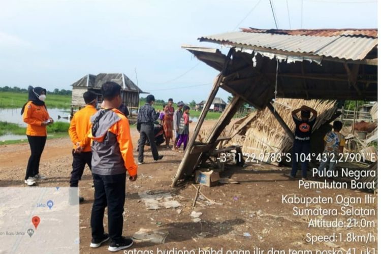 Sejumlah rumah yang rusak akibat dilanda angin kencang di Kecamatan Pemulutan Barat dan Indralaya Sabtu (17/4/2021) kemarin