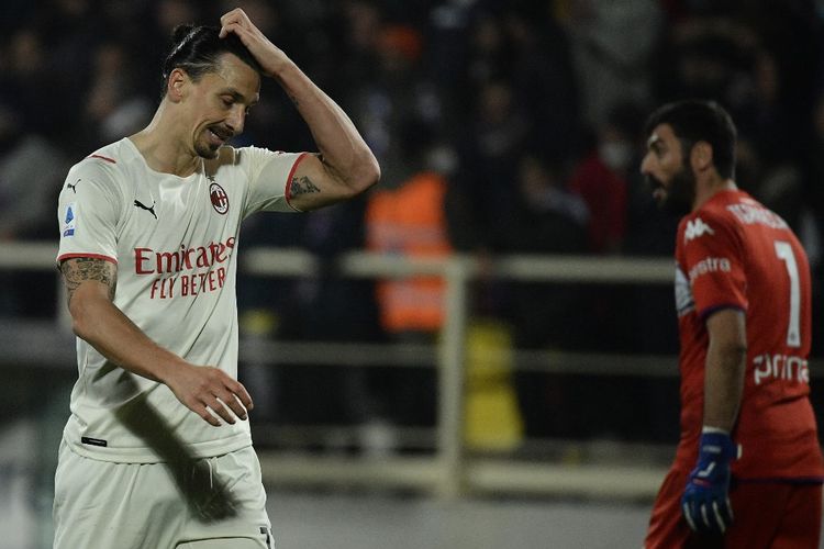 Reaksi penyerang AC Milan Zlatan Ibrahimovic setelah timnya takluk 3-4 dari tuan rumah Fiorentina pada laga pekan ke-13 Liga Italia 2021-2022 di Stadion Artemio Franchi, Minggu (21/11/2021).