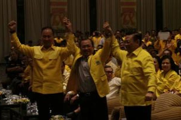 Tiga calon ketua umum Partai Golkar, Agus Gumiwang, Priyo Budi Santoso, dan Agung Laksono, di Munas Golkar di Hotel Mercure, Jakarta, Minggu (7/12/2014).