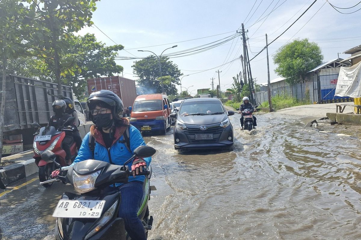 Jalan Kaligawe Raya Kota Semarang masih direndam luapan air hujan sejak Selasa (13/5/2025) pagi hingga Rabu (14/5/2025) siang.