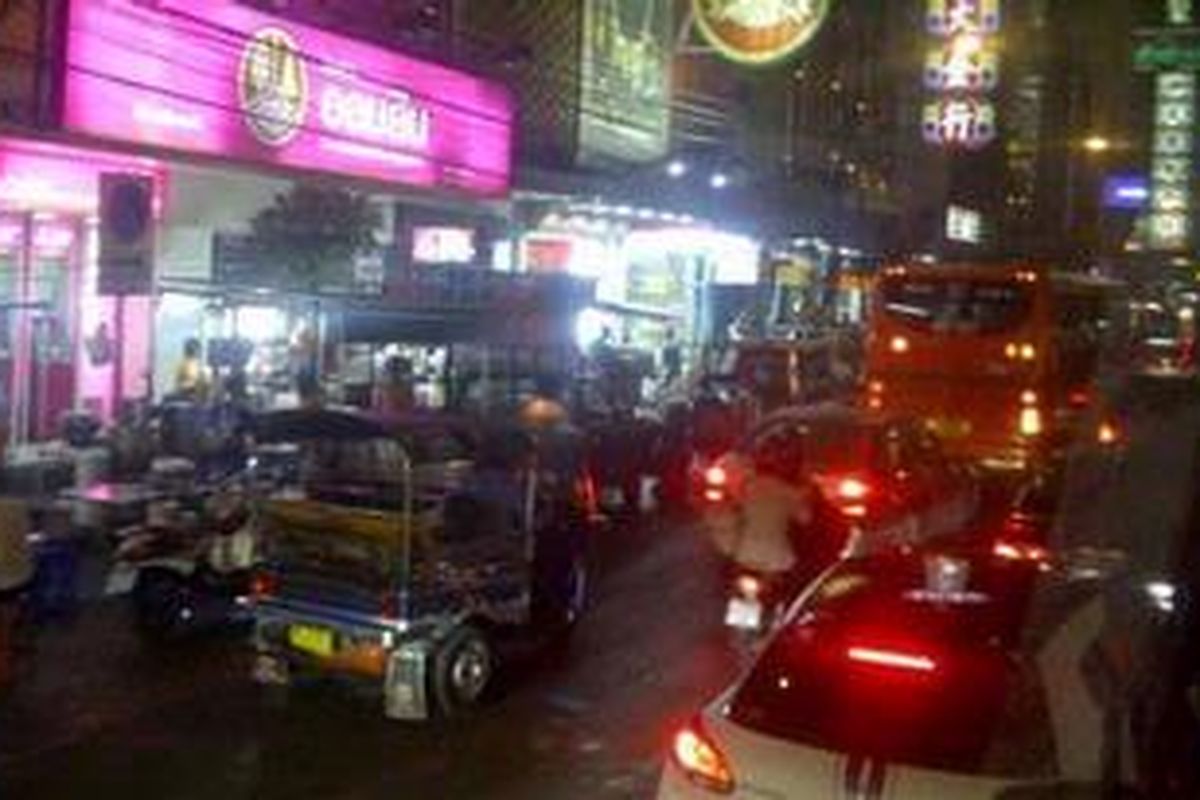Suasana Cina Town, Bangkok, Thailand, pada malam hari.