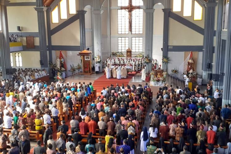 Misa penahbisan Mgr Siprianus Hormat sebagai Uskup Ruteng digelar di Gereja Katedral Ruteng, Manggarai, NTT, Kamis (19/3/2020).