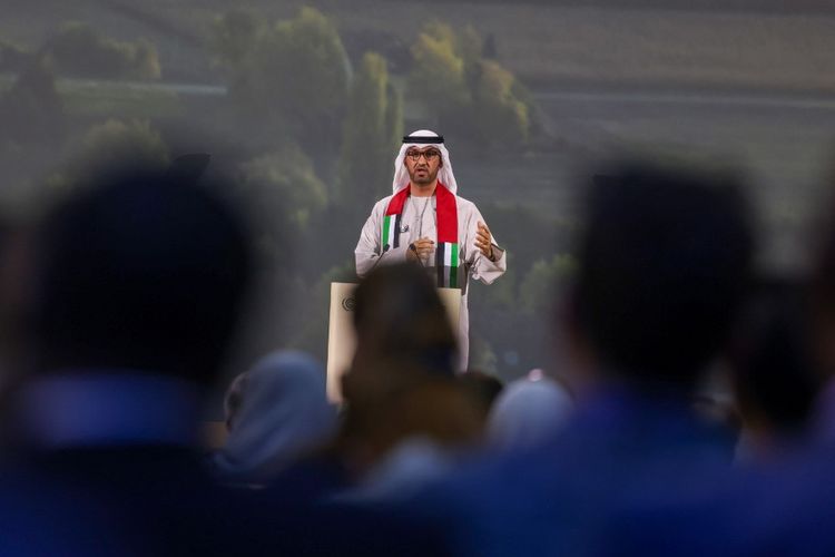 Presiden COP28 Sultan Ahmed Al Jaber berbicara dalam sebuah pertemuan di konferensi iklim PBB di Dubai pada tanggal 2 Desember 2023. Konferensi COP28 dibuka pada tanggal 1 Desember dengan kemenangan awal karena negara-negara setuju untuk meluncurkan dana kerugian dan kerusakan untuk negara-negara rentan yang hancur akibat bencana alam. 
