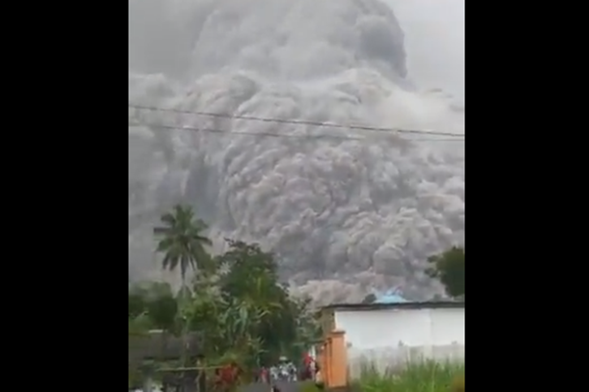 Gunung Semeru yang terletak di Kabupaten Malang dan Kabupaten Lumajang, Jawa Timur, mengalami erupsi. Gunung Semeru meletus pada hari ini, Sabtu (4/12/2021) siang. 