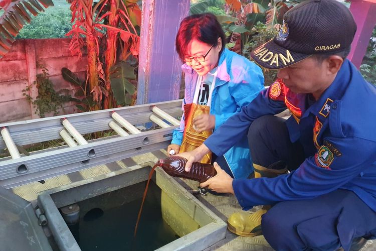 Tekan Bau dan Emisi Gas Metana, Relawan Eco Enzyme Nusantara Semprot Ecco Enzyme di TPA Sumur Batu
