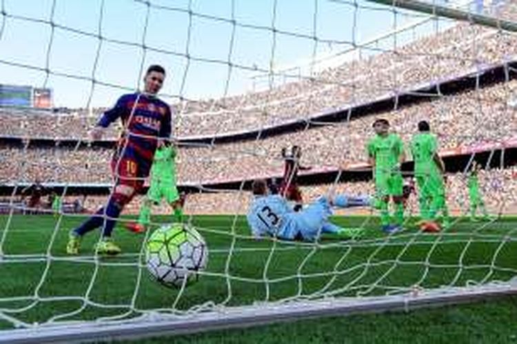 Bintang Barcelona, Lionel Messi, merayakan golnya ke gawang Getafe pada lanjutan La Liga di Stadion Camp Nou, Sabtu (12/3/2016). 