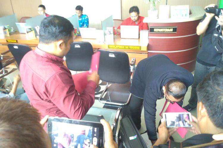 Jaksa penuntut KPK menyerahkan satu koper berkas perkara suap Chandra Wijaya yang ikut tersangkut kasus korupsi Bupati Lampung Utara, Kamis (12/12/2029) ke PN Tanjung Karang. Chandra telah menjadi rekanan dengan setidaknya 10 proyek Pemkab Lampung Utara dan diwajibkan memberikan fee kepada bupati