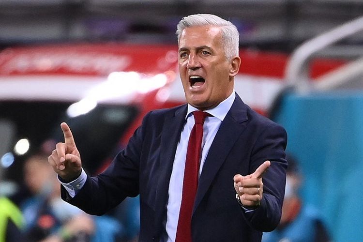 Pelatih Swiss, Vladimir Petkovic,  berbicara kepada para pemainnya selama pertandingan sepak bola babak 16 besar UEFA EURO 2020 antara Perancis dan Swiss di National Arena di Bucharest pada 28 Juni 2021.