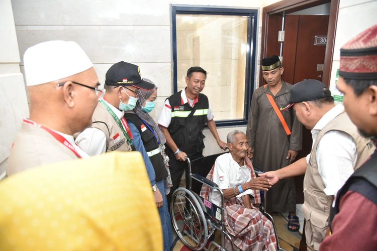 Anggota Komisi VIII Dewan Perwakilan Rakyat (DPR) Samsu Niang mengunjungi pemondokan di Aziziah di Sektor 3, Kota Mekkah, yang dihuni jamaah haji asal Kabupaten Wajo dan berbagai daerah di seluruh Indonesia, Sabtu (24/6/2023).
