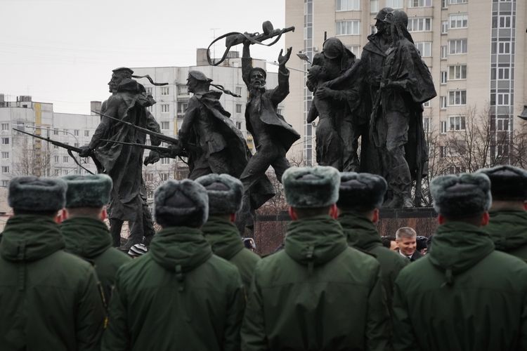Tentara Rusia menghadiri peringatan ke-80 berakhirnya pengepungan Nazi di Leningrad (kini St Petersburg) saat Perang Dunia II, di monumen Pahlawan Pembela Leningrad, St Petersburg, Rusia 18 Januari 2023.