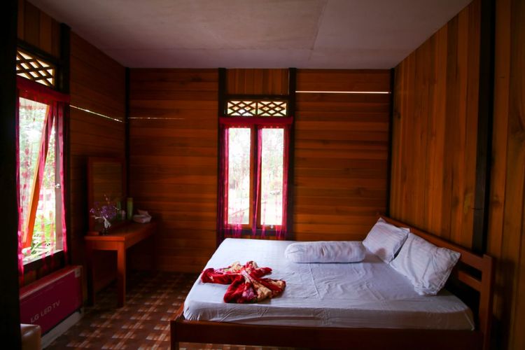 Penampakan kamar yang telah ditingkatkan kualita rumahnya di KSPN Manado-Bitung-Likupang, Sulawesi Utara.