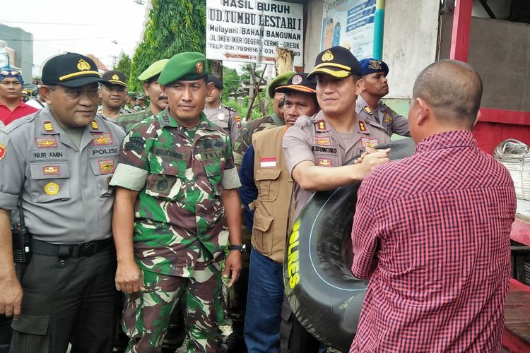 Pihak kepolisian, anggota TNI, serta BPBD Gresik saat memberikan bantuan di Desa iker-iker Geger, Minggu (5/1/2020).