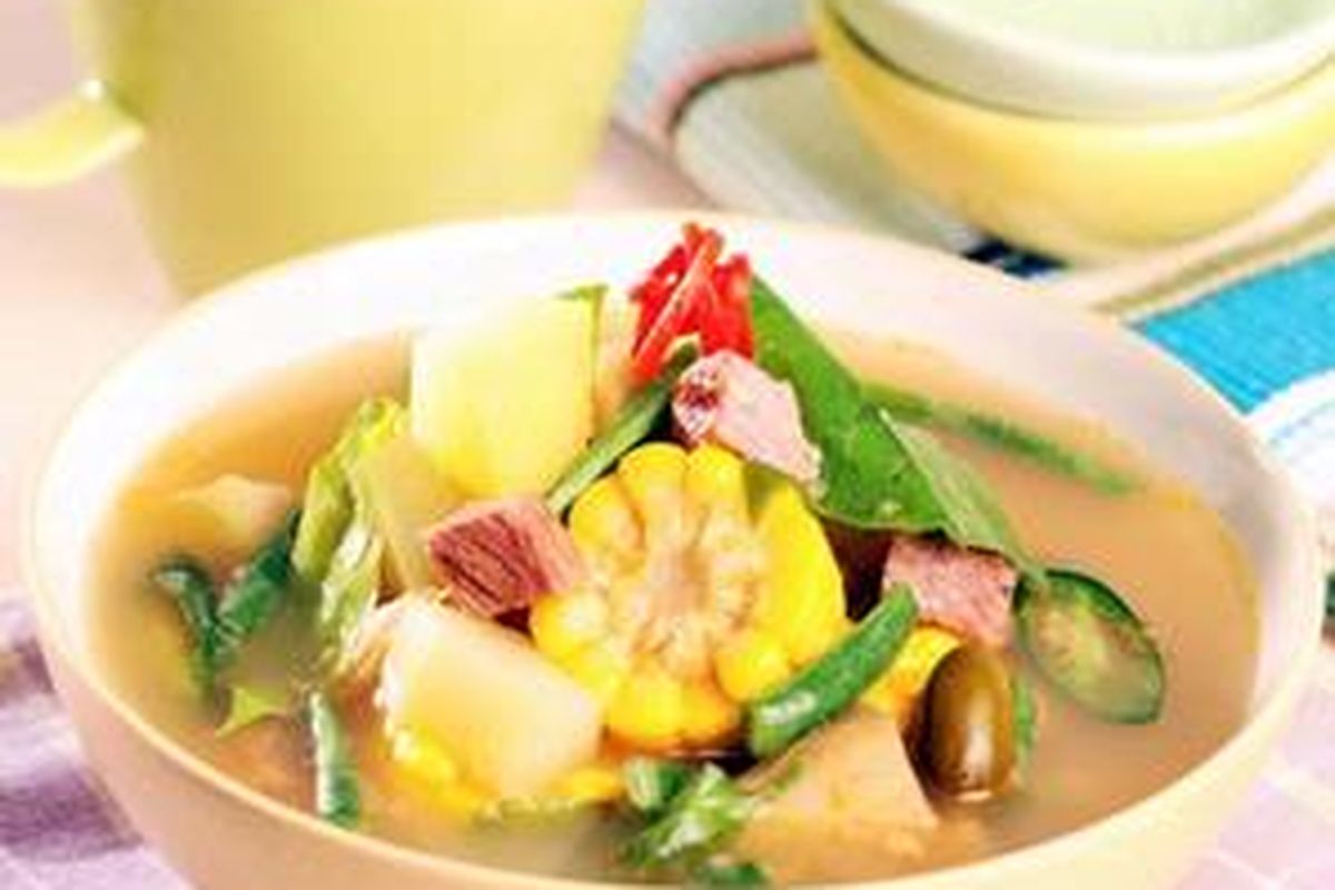 Daun muda dan biji melinjo biasa dipakai dalam masakan sayur asem.