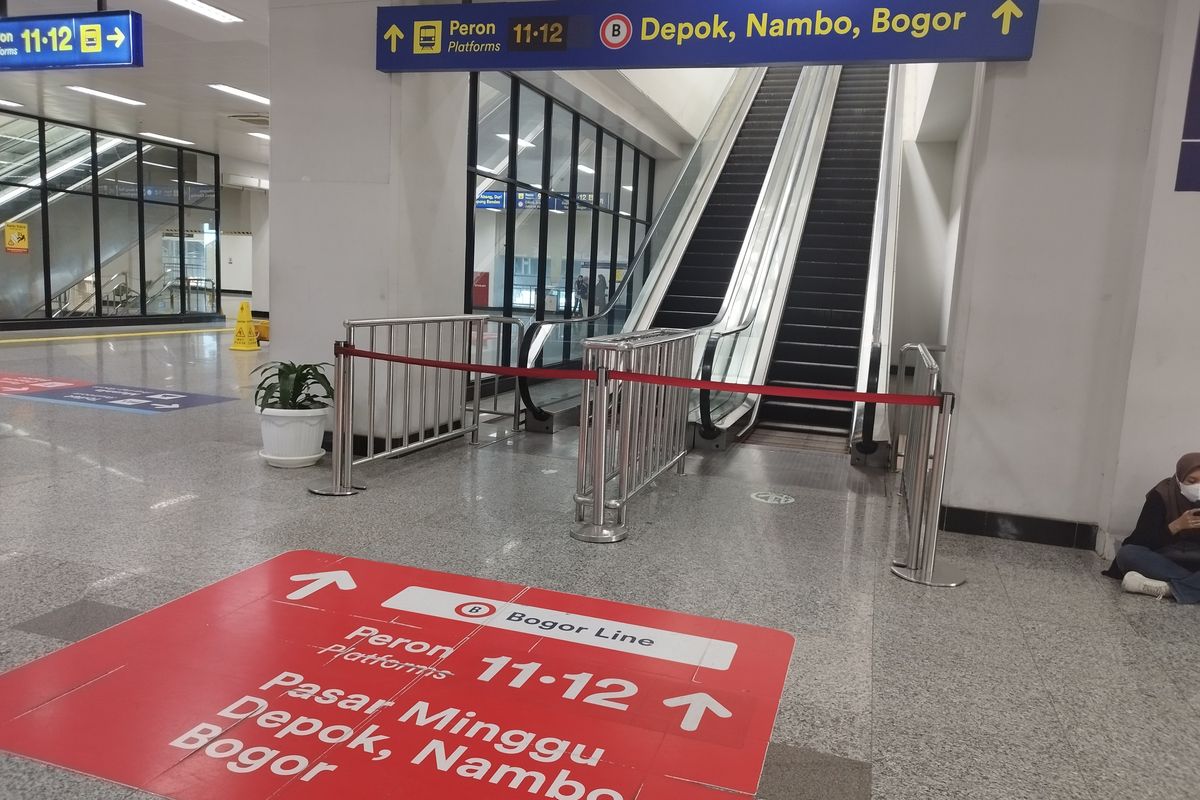 Kondisi sepasang eskalator menuju peron 11-12 di Stasiun Manggarai, Jakarta Selatan, Jumat (23/2/2024)