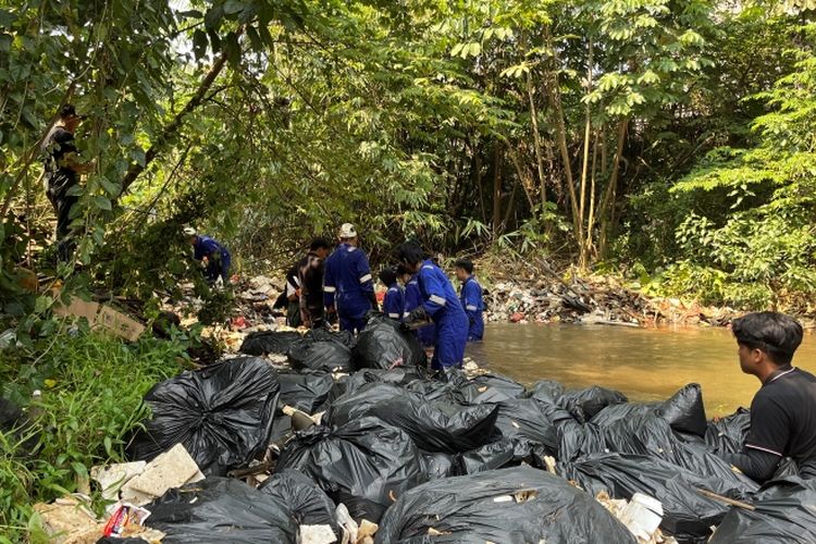 Pandawara Group menggelar aksi bersih-bersih anak Sungai Kalibaru, Bojonggede, Kabupaten Bogor. 