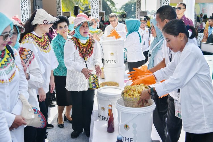 Ibu Negara Iriana Joko Widodo (Jokowi) bersama Organisasi Aksi Solidaritas Era Kabinet Indonesia Maju (OASE-KIM) dalam kunjungan kerja di Kantor Kepala Desa Tengin Baru, Sepaku, Kabupaten Penajam Paser Utara, Kamis (12/9/2024).
