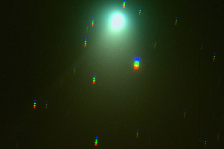 Komet ZTF (C/2022 E3) diabadikan oleh melalui fasilitas teleskop Himalaya Chandra (201 cm) Observatorium India di Ladakh (India) pada 10 Januari 2023 lalu. Komet nampak cukup benderang dan bergerak cepat, sehingga bintang?bintang di latar belakangnya nampak sebagai untaian tiga titik mirip garis.