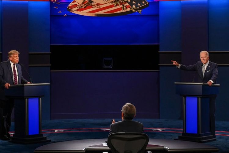 Calon Presiden Partai Republik Presiden Petahana Donald Trump berdebat dengan Calon Presiden Partai Demokrat mantan Wakil Presiden Joe Biden di kampus Universitas Case Western Reserve, Cleveland, Ohio, Selasa malam (29/09/2020) 