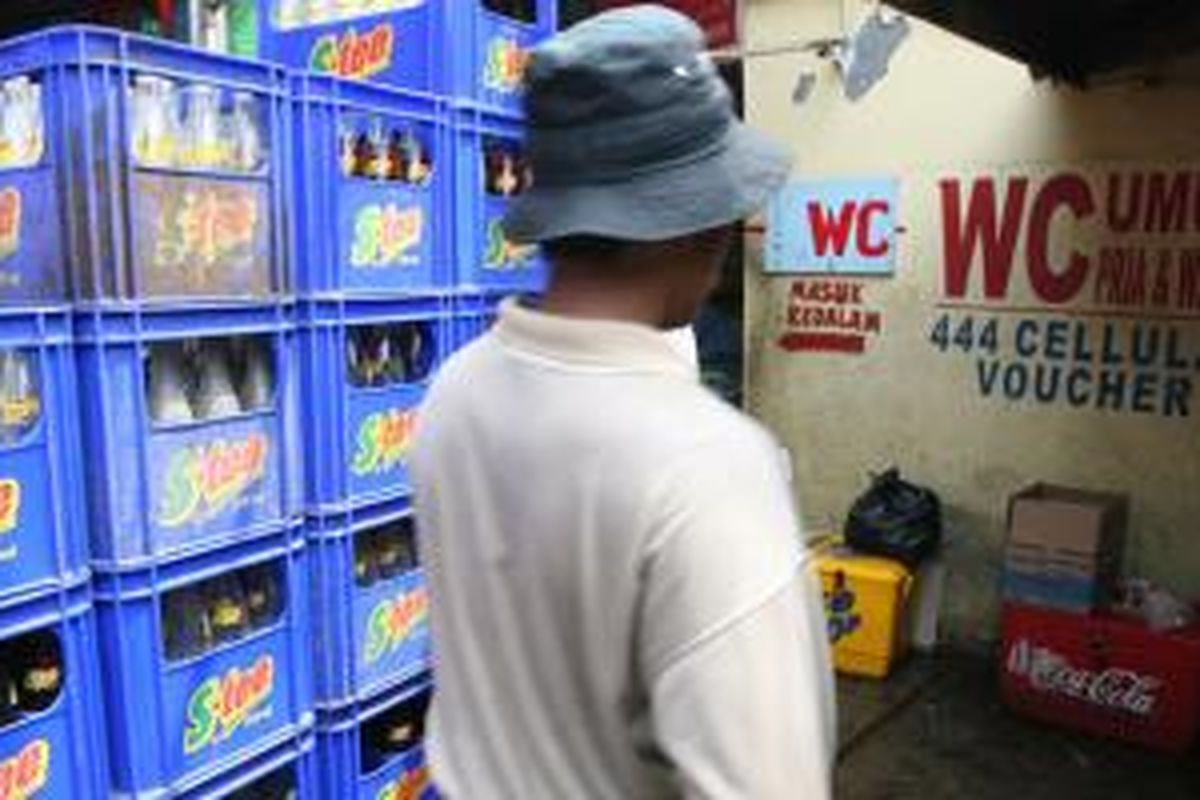 Sebuah WC umum yang sempit di antara warung-warung kawasan Terminal Pulogandung, Jakarta Timur.