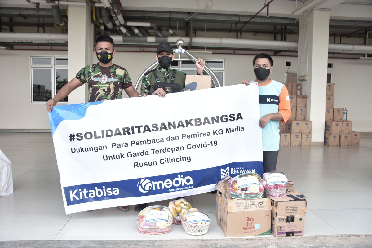 KG Media menyalurkan donasi kepada pasien Covid-19 yang menjalani perawatan di tempat isolasi terkendali Rusun Nagrak, Cilincing, Jakarta Utara, pada 22 Juli 2021. 
