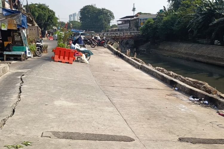 5 Rumah Retak karena Jalan Ambles di Jaktim, Warga: Ngeri Lagi Tidur Ambruk
