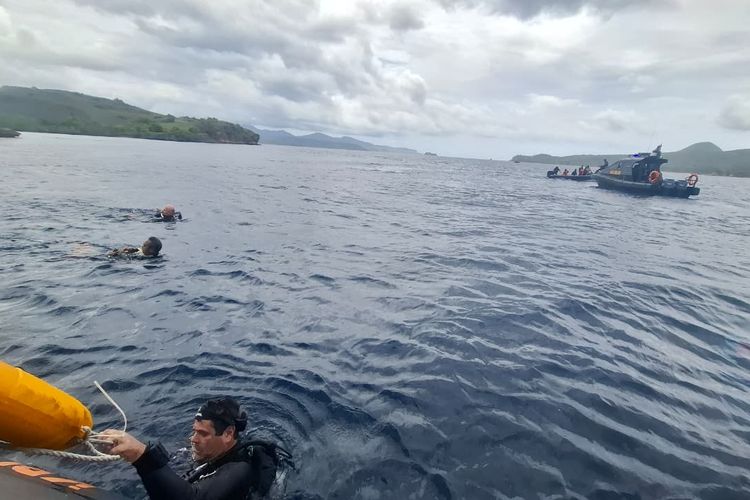 Tim SAR gabungan menemukan pelampung (life jacket) milik kapal milik KM Putri Sakinah, pada pencarian hari ketiga pada Minggu (28/12/2025). 