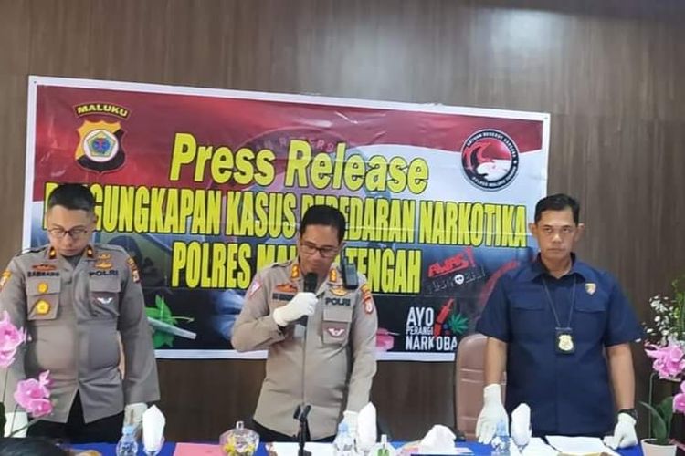 Kapolres Maluku Tengah AKBP Dax Imanuelle Manuputty didampingi wkaapolres dan Kepala Satuan Reserse Narkoba menyampaikan keterangan kepada wartawan terkait penangkapan Anggota DPRD Maluku Tengah yang terlibat narkoba, Selasa (6/12/2022)