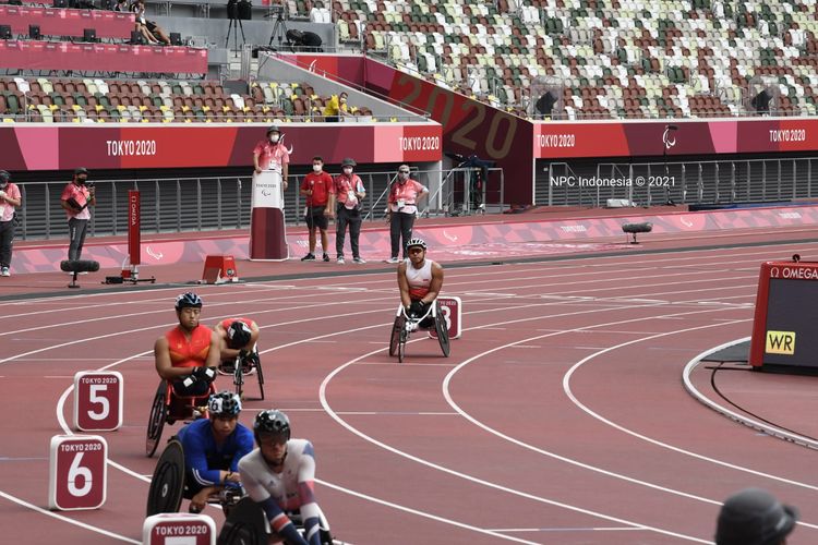 Atlet para atletik Indonesia Jaenal Aripin (belakang) saat berlomba di nomor 400 meter putra Paralimpiade Tokyo 2020, Minggu (29/8/2021). 