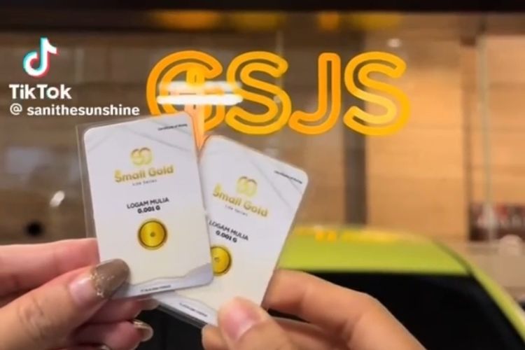 Pendeta Samuel Gunawan bagikan ribuan koin kemas ke jemaah Gereja Satu Jam Saja (GSJS) Tunjungan Plaza Surabaya, Minggu (29/6/2025)